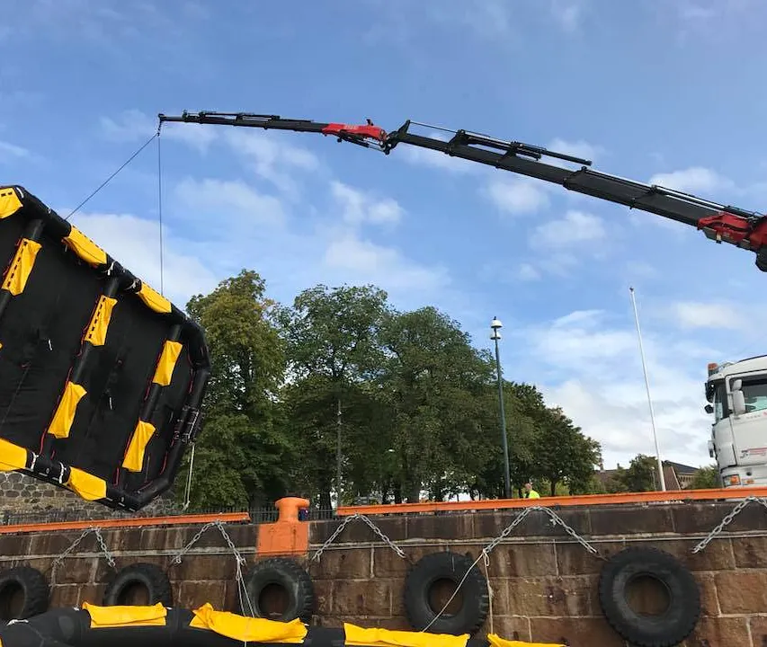 Flåte hengende fra kran