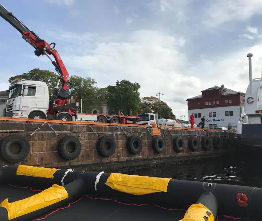 Oppblåsbar flåte ved kai